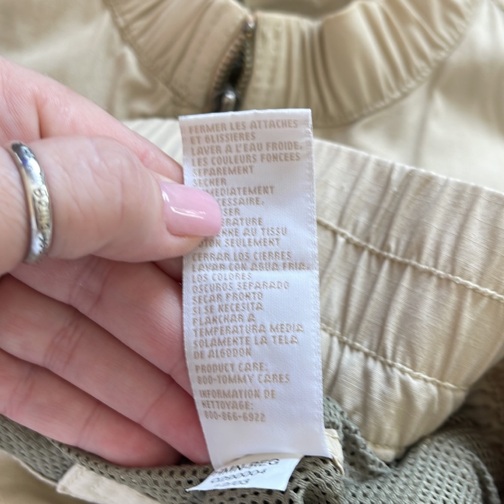Tommy Hilfiger tan utility jacket with lots of pockets and zippers. 100% cotton - Picture 8 of 8